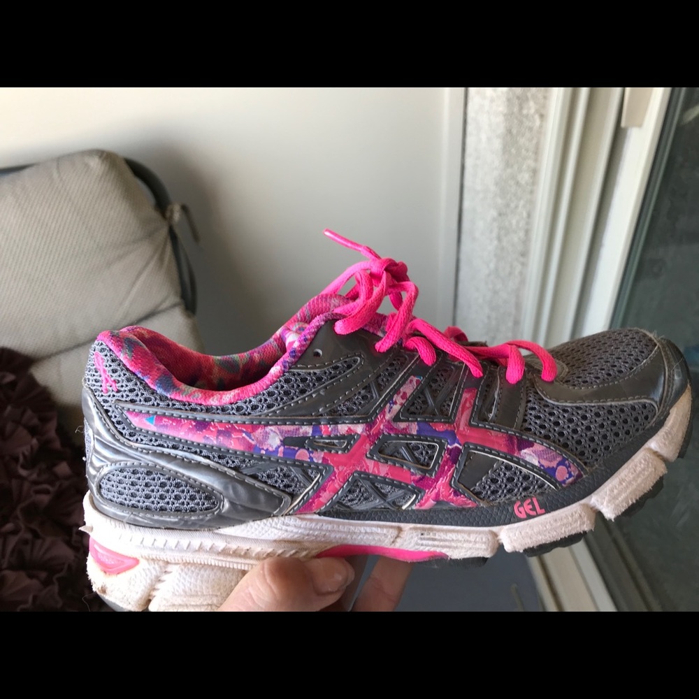 6.5 ASICS Gel tennis shoes